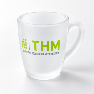 Satinierte Glastasse mit THM–Logo.